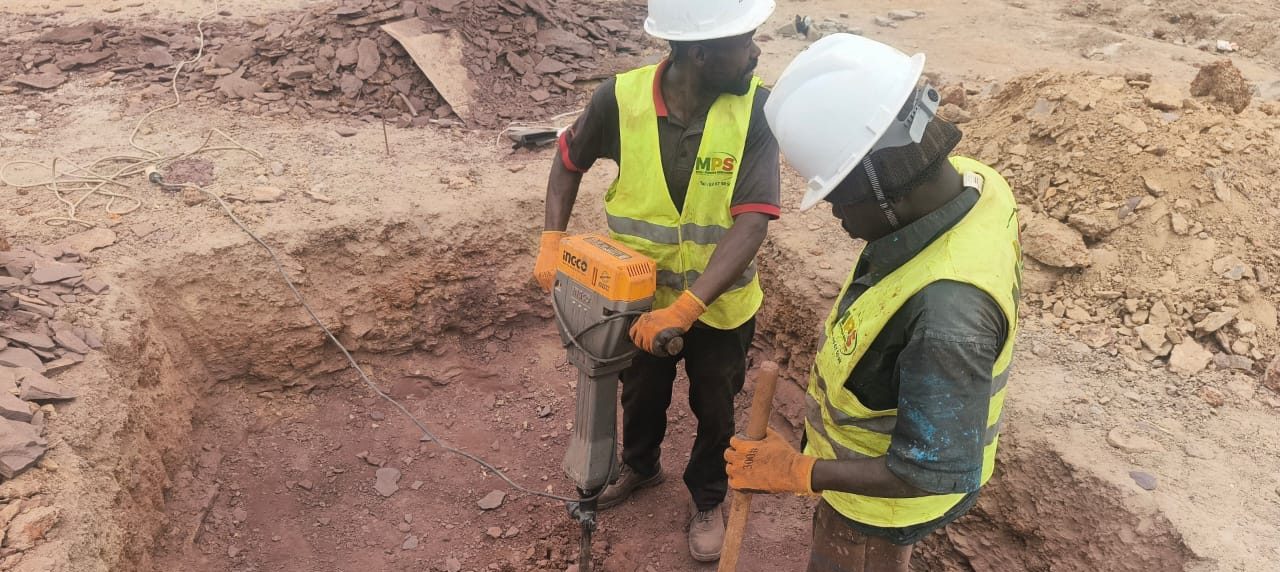 Équipe MPS en train de creuser les fondations d'un pylône sur un chantier à Bamako